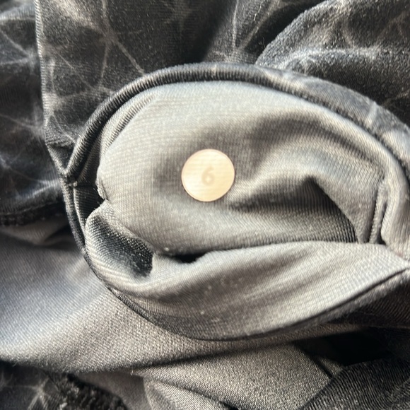 847. GUC - Lululemon Black & Grey Crop Pants - Picture 3 of 3